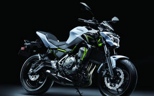 時尚銀綠色Kawasaki電單車在攝影棚燈光下。 — 1920x1080 壁紙