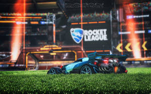 在燈光明亮的體育場內，綠色草地上的一輛藍色Rocket League賽車。 — 汽車 壁紙