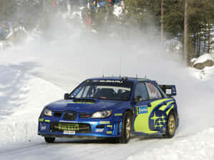 藍色和綠色的Subaru拉力賽車在雪地森林中飄移。 — 冰 GIF 壁紙