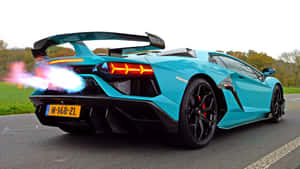 黃昏時分，鄉間道路上，一輛青綠色的林寶堅尼 Aventador SVJ 噴射引擎噴出火焰。 — 酷車 壁紙