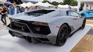 銀色林寶堅尼Aventador Ultimae在車展上展出，有觀眾圍觀。 — 蘭博基尼 壁紙