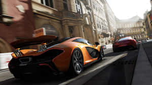 橙色McLaren跑車在日落時分的歷史街道上飛馳。