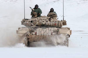 軍用坦克與士兵在雪地中行駛。 — 軍事動圖 壁紙