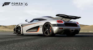 Forza Motorsport 6 遊戲中沙漠道路上的銀色 Koenigsegg One:1 超級跑車。 — 汽車 壁紙