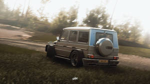 銀色 Mercedes G-Wagen 在日落時分快速駛過森林。 — 汽車 壁紙