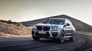 銀色BMW X3 M SUV在黃昏的沙漠公路上高速行駛。 — 平治 C300 壁紙