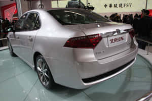 銀色房車在車展上展出，背景有群眾。 — 3:2 壁紙