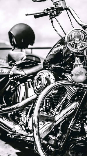 經典Harley-Davidson電單車，帶有鍍鉻細節，座椅上有頭盔。 — 機車 壁紙