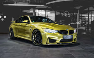 現代車庫中閃亮的金色BMW M4跑車，帶有Hamann改裝。 — MacBook Pro M1 壁紙