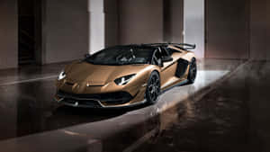 金色林寶堅尼 Aventador SVJ Roadster 在黑暗的工業車庫中，帶有聚光燈效果。 — 林寶堅尼 4K 壁紙