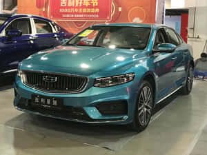 在汽車展廳中展示的青綠色吉利轎車及宣傳橫幅。 — 酷車 壁紙