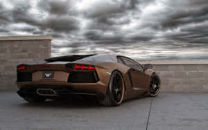 暴風雨天空下屋頂上的青銅色林寶堅尼 Aventador