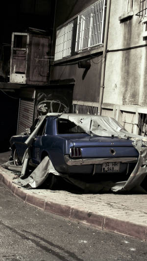 夜晚城市人行道上被防水布覆蓋的廢棄藍色汽車 — 汽車 壁紙