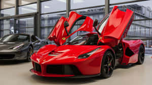 紅色法拉利 LaFerrari 車門打開，停在時尚的玻璃展廳中。 — 4K 法拉利 壁紙