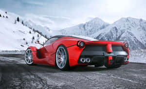 白雪覆蓋的山路上的紅色法拉利 LaFerrari 與白雪皚皚的山峰。 — MacBook Air M1 壁紙