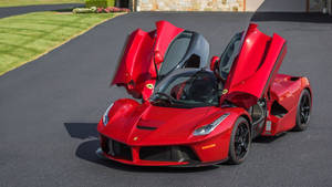 車道上車門打開的紅色法拉利LaFerrari。 — 4K 法拉利 壁紙
