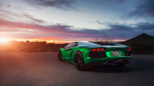 綠色林寶堅尼Aventador在日落時停在沙漠路上。 — 林寶堅尼 4K 壁紙