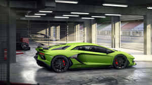 青檸綠色林寶堅尼Aventador SVJ在車庫中，可看到賽道景色。 — 林寶堅尼 4K 壁紙