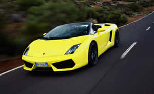 黃色林寶堅尼 Gallardo Spyder 在蜿蜒的山路上疾馳。 — 美學黃色 壁紙