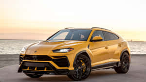 黃色林寶堅尼 Urus SUV 停泊在日落碼頭海景 — 蘭博基尼 壁紙
