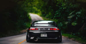 黃昏時森林道路上的黑色跑車 — Jdm 美學 壁紙
