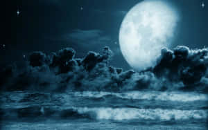 月光下的海浪在烏雲和星星下拍打 — 月色夜空 壁紙