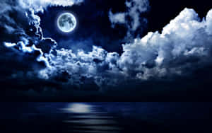 滿月在夜間黑暗的暴風雲下平靜的海面上反射。 — 月色夜空 壁紙
