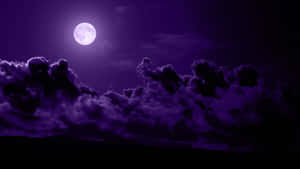 滿月在黑暗的夜空中透過紫色雲彩閃耀。 — 月色夜空 壁紙