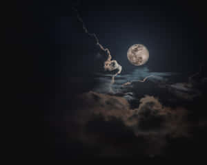 滿月穿過夜間黑暗的暴風雲照耀。 — 月色夜空 壁紙