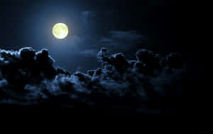 滿月在夜空中穿過烏雲閃耀。 — 午夜 壁紙