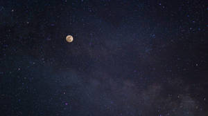 滿月在繁星點點的夜空中閃耀，可見宇宙塵埃。 — 唯美月亮動圖 壁紙