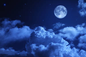 滿月在繁星點點的夜空下穿過藍色雲層閃耀。 — 月色夜空 壁紙