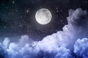 滿月在繁星點點的夜空中穿過雲層閃耀。 — 月色夜空 壁紙