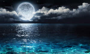 月光在星空和飄動的雲層下，在平靜的海面上閃爍。 — 月色夜空 壁紙