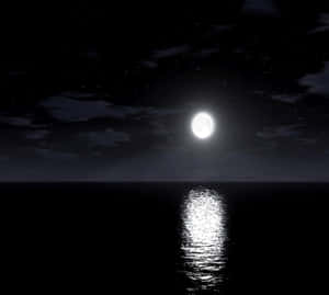 滿月映照在平靜的海洋上，繁星點點的夜空和雲朵。 — 月色夜空 壁紙