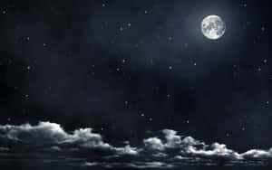 滿月在星空和柔雲之上發光。 — 月色夜空 壁紙