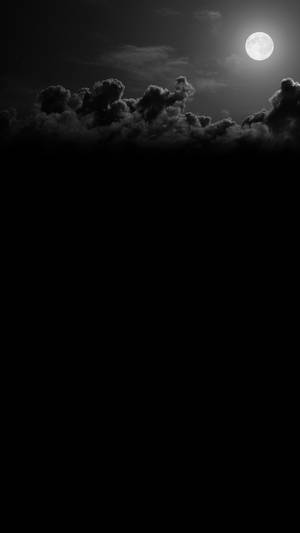 滿月在黑雲後發光，黑白夜空。 — 月色夜空 壁紙
