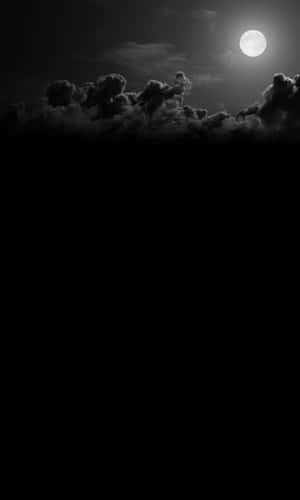 滿月在黑雲後發光，黑白夜空。 — 月色夜空 壁紙
