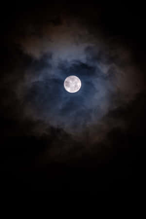 滿月穿過夜空中的烏雲閃耀 — 暮光 壁紙
