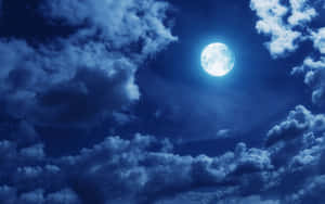 滿月透過深藍色雲層在夜空中閃耀。 — 月色夜空 壁紙
