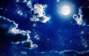 滿月在繁星夜空與飄動的雲層上方發光。 — 月色夜空 壁紙
