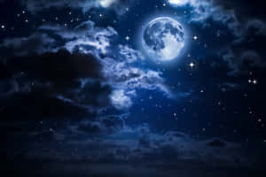 滿月在星夜中雲後發光 — 月色夜空 壁紙