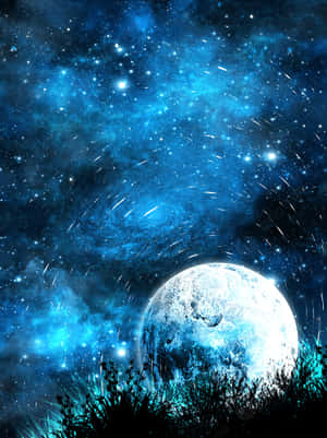 藍月升起在草地上方，星空璀璨，星雲發光。 — 月色夜空 壁紙