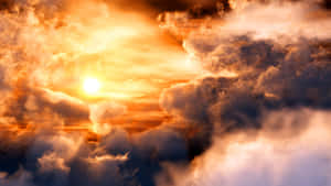 日落天空，帶有發光的橙色雲朵和深紫色陰影。 — 黃色美學 壁紙
