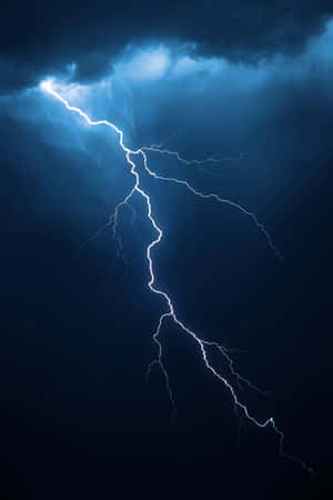 一道明亮嘅閃電照亮咗黑暗嘅暴風雨天空。 — 天氣 壁紙
