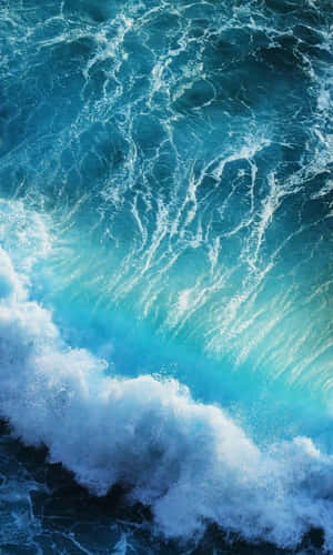 一道破碎的海浪，帶有藍綠色的海水和白色泡沫。 — Galaxy Tab A 壁紙
