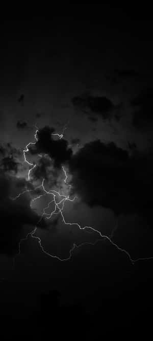 強烈的閃電照亮了黑色夜空中的烏雲。 — 天空景觀 壁紙
