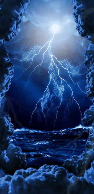一道強大的閃電透過烏雲的縫隙照亮了暴風雨中的海洋。 — 雷暴 壁紙