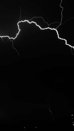 明亮的閃電照亮了黑暗的暴風雨天空。 — 雷暴 壁紙