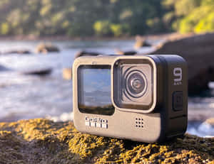 GoPro 9 Black 相機在河邊長滿青苔的石頭上 — 悟吉達 壁紙
